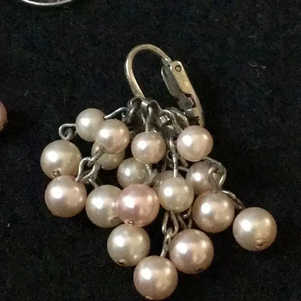 Vintage screw post dangling, Pearl Like ￼